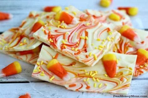 Nothing says fall quite like candy corn. This delicious Candy Corn Bark is one of those easy Halloween treats to make with just a few ingredients! Candy Corn Bark, Candy Corn Recipe, Halloween Bark, Easy Halloween Party Food, Fall Cookie Recipes, Easy Halloween Party, Yummy Fall Recipes, Candy Bark, Halloween Appetizers