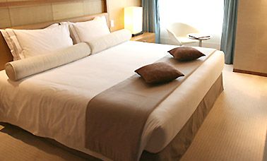 Hotel Bedding.  Love the runner at the foot of the bed.  Very practical. How To Make Hotel Bed, Bed Runners Ideas Hotel, Hotel Bed Comforters, Hotel Bedsheets Designs, Bed Scarfs Runners, Bed Runners Ideas, Build A Murphy Bed, Hotel Bed, Bedroom Hotel