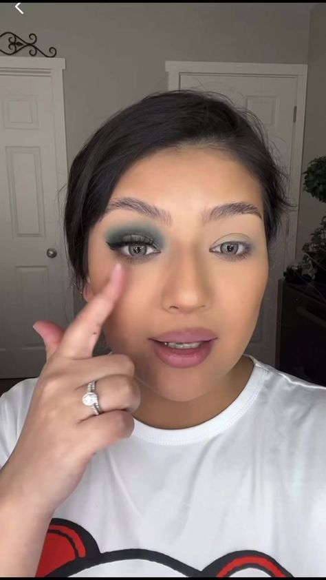 Green eyeshadow tutorial 😍 follow for more tutorials #eyeshadowtutorial #tutorial #eyeshadowlook | G.torres_makeup | G.torres_makeup · Original audio Green Eyeshadow Tutorial, Green Eyeshadow Looks, Eyeshadow Looks Step By Step, Green Eyeshadow Look, Beginners Eye Makeup, Dramatic Eyes, Green Eyeshadow, Asian Eye Makeup, Dark Winter