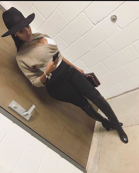 Fedora Fashion, Poncho Outfit, Robes Glamour, Hat Outfit, Fall Attire, Jersey Style, Looks Black, Outfits With Hats, Weekend Outfit