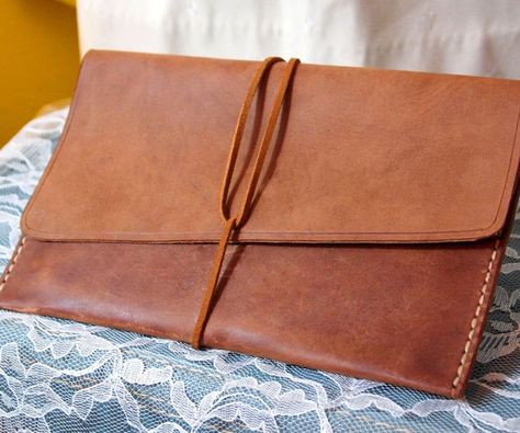 Simple Leather Clutch, Best Leather Wallet, Diy Leather Bag, Leather Envelope, Leather Crafting, Diy Handbag, Simple Leather, Leather Ideas, Envelope Bag