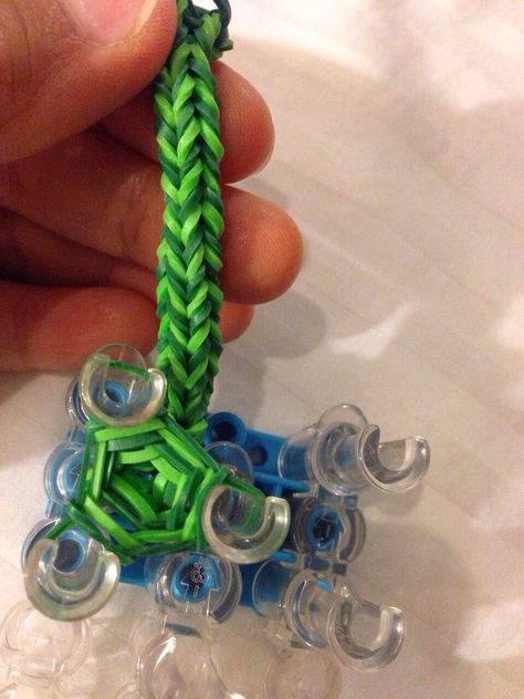 Loom band hexafish Rainbow loom Hexafish Rainbow Loom, Rainbow Loom Bracelets Easy, Kandi Cuff Patterns, Rainbow Loom Patterns, Rainbow Loom Designs, Loom Designs, Loom Band, Bracelets Easy, Kandi Cuff