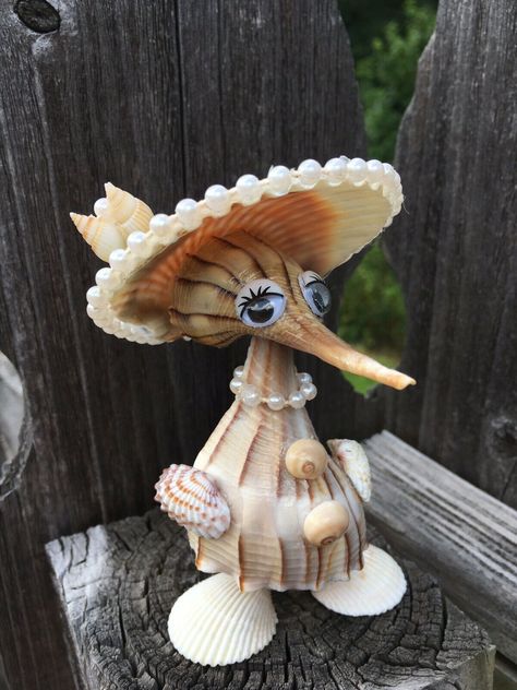 Shell Creatures, Beach Decor Bathroom, Shells Craft, Sanibel Shells, Shell Animals, Seashell Art Diy, Sea Shells Diy, Beach Themed Crafts, Shell Craft