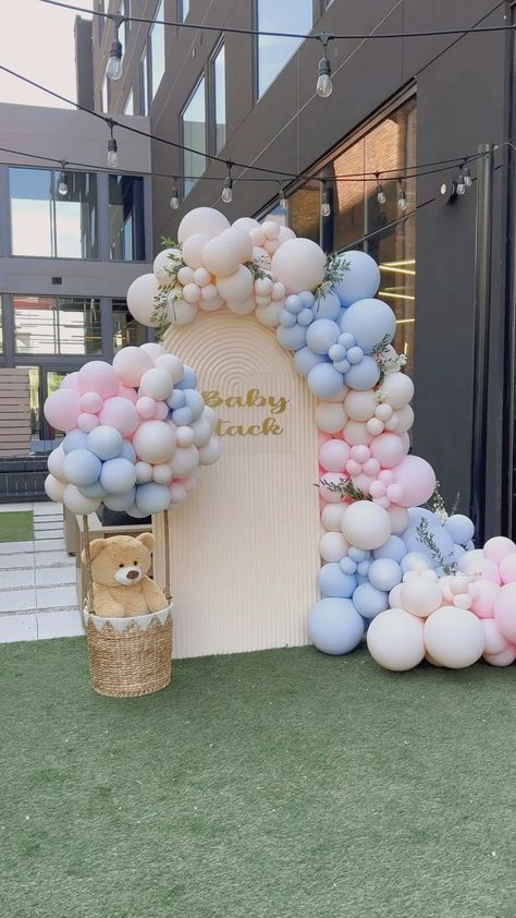 𝙱𝚊𝚋𝚢 𝙷𝚊𝚗𝚌𝚘𝚌𝚔 𝚒𝚜 𝚊…..? #genderreveal #babyshower #neutralbaby #neautralballoons #balloondecor #boyorgirl #balloongarland… | Instagram Pink Blue Baby Shower Ideas, Pink And Blue Baby Shower Ideas, Gender Reveal Arch, Baby Shower Pink And Blue, Gender Reveal Pink And Blue, Gender Reveal Baby Shower Themes, Bebe Shower, Anna Birthday, Gender Reveal Themes