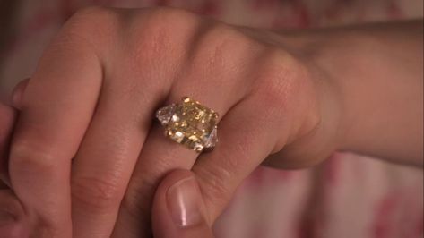 #blair #waldorf #queen #gg #leighton #diva #gossip #girl #season #four #4x22 #TheWrongGoodbye Gossip Girl Jewelry, Canary Diamond Engagement Ring, Gossip Girl Hairstyles, Canary Diamond Ring, Gossip Girl Blair, Oval Cut Diamond Rings, Canary Diamond, Celebrity Engagement Rings, Best Engagement Rings