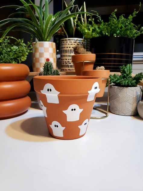 Halloween Plant Pots, Fall Painted Pots, Scallop Decor, Comidas Halloween, Paint Garden Pots, Nursing Home Crafts, Terra Cotta Plant, Craft Nights, Halloween Kitchen Decor