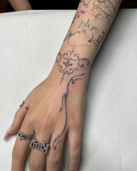 Our beautiful recurring guest artist @ginger.lines will be back in Berlin in July 🔥 If you want to decorate your body with Anna’s flowy lines, follow the link in our bio and book your appointment 💫 Filigree Hand Tattoo, Blue Ink Tattoo, Tattoo On Hand, Filigree Tattoo, Lines Art, Abstract Liquid, Art Nouveau Art, Jewelry Tattoo, Hand Tattoos For Guys