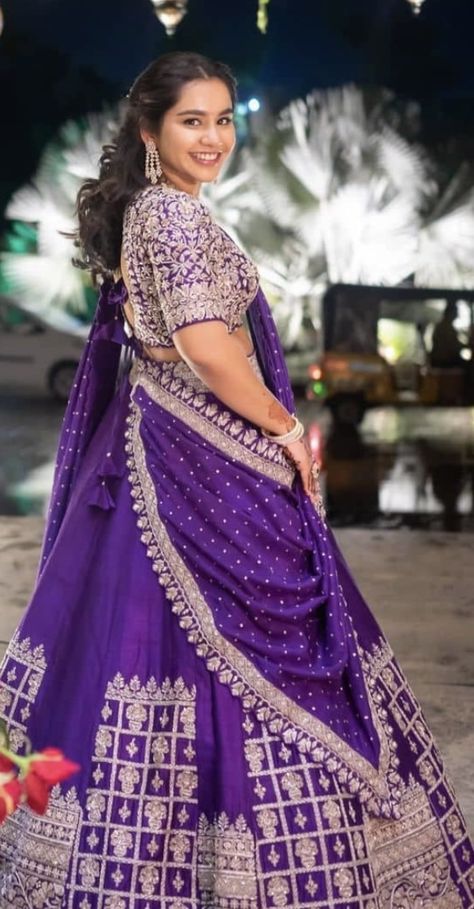 Benarasi Lehengas, Traditional Lehengas, Hairstyle Indian, Bday Outfits, Girl Frock, Bridal Hairstyle Indian Wedding, Reception Outfit, Half Saree Lehenga