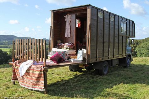 Converted Horse Trailer, Horse Box Conversion, Truck House, Supraviețuire Camping, Canopy And Stars, Chuck Box, Tiny House Swoon, Camping 101, Horse Box