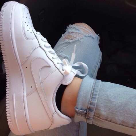 Big soul. Skor Sneakers, Sneaker Trend, Sneaker Outfits, Nike Air Force One, Hipster Grunge, Air Force One, Boots Cowboy, Legging Outfits, Nike Air Force Ones