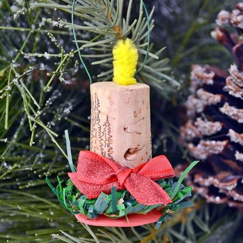 Wine Cork Candle Christmas Ornaments | These little wine cork candle ornaments made using old wine corks are not only super cute, but they are very easy to make too! Wine Cork Candle, Cork Candle, Wine Cork Crafts Christmas, Cork Christmas, Cork Crafts Christmas, Cork Christmas Trees, Wine Cork Diy Crafts, Wine Cork Ornaments, Cork Wreath