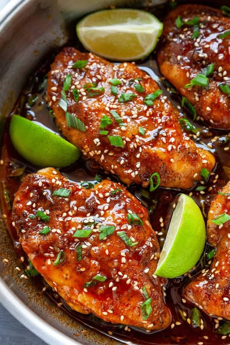 You’re going to love these 15-minute, Honey Sriracha Chicken Breasts! Juicy chicken breasts in the most epic honey sriracha sauce. This sauce is LIQUID GOLD! Siracha Honey Garlic Chicken, Recipes Using Sriracha Sauce, Spicy Chicken Breast Recipes, Honey Siracha Chicken, Cajun Chicken Breast, Lemon Caper Chicken, Baked Cajun Chicken, Gold Chicken, Spicy Chicken Breast