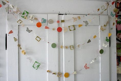 Cute Garland For Bedroom, Bedroom Garland Decor, Cute Diy Garland, Diy Room Garland, Diy House Decor Ideas, Garland Room Decor, Homemade Garland, Room Garland, Cute Garland