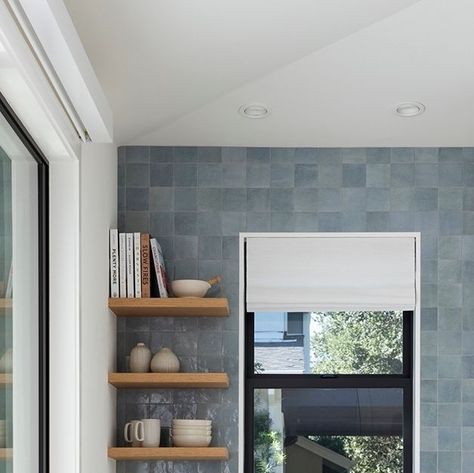 Alexander James Tile Studio on Instagram: "This kitchen backsplash is giving off some serious ocean vibes with its beautiful handmade square tiles that replicate the soothing tonal variation of water. 🌊⁣⁣ ⁣ Shop our full collection of designer tiles in your favorite color palettes at the link in bio. All samples ship free!⁣ ⁣ 𝗦𝗵𝗼𝗽 𝗢𝘂𝗿 𝗦𝗶𝗺𝗶𝗹𝗮𝗿 𝗦𝘁𝘆𝗹𝗲𝘀: Handcraft Baby Blue 5x5 Gloss Ceramic 𝘭𝘪𝘯𝘬𝘦𝘥 𝘪𝘯 𝘣𝘪𝘰⁣ ⁣ ⁣#AlexanderJames | Design: @niche_interiors | Photography: @dyerphoto⁣ ⁣ #tile #zelligetile #tilepairings #moderntile #interiordesign #homerenovation #interior123 #kitchenbacksplash" Square Tile Backsplash, Designer Tiles, Interiors Photography, Square Tiles, Blue Backsplash, Zellige Tile, Its Beautiful, Modern Tiles, Ocean Vibes