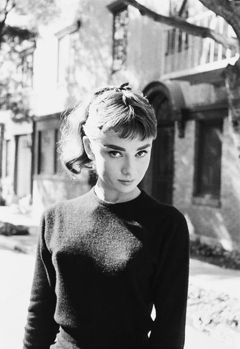 audrey hepburn ponytail and bangs hair style Audrey Hepburn Outfit, Sabrina 1954, Klasik Hollywood, Aubrey Hepburn, George Peppard, Audrey Hepburn Photos, Pattie Boyd, Holly Golightly, Audrey Hepburn Style