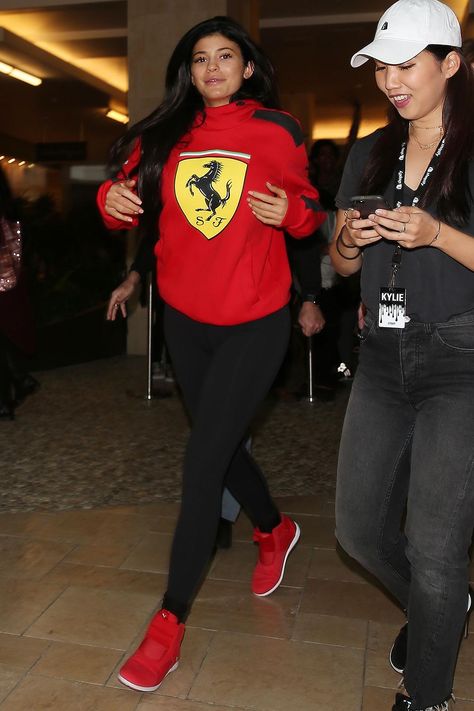 Kylie Jenner wearing Alo Yoga High Waisted Airbrush Leggings in Black, Puma Ankle Boots in Rosso Corsa and Puma Ferrari Big Shield Hoodie in Rosso Corsa Kylie Jenner Sweatpants Outfit, Kylie Jenner Hoodie, Kylie Pop Up Shop, Kylie Jenner Ferrari, Kylie Style, Kylie Jenner Street Style, Kylie Jenner Blonde, Kylie Jenner Look, Jenner Sisters