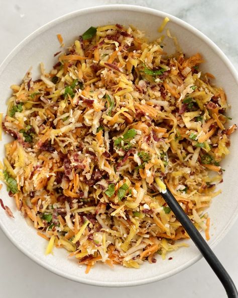 Maharashtrian Gajarachi Koshimbir (Indian Carrot Slaw) | An Indian-style carrot slaw with fresh coconut, crushed peanuts, green chilies in a lemon dressing. Coconut Slaw, Recipe For Pasta, Maharashtrian Recipes, Carrot Slaw, Tomato Season, Fresh Coconut, Spinach And Cheese, Chicken Tikka, Spaghetti Recipes