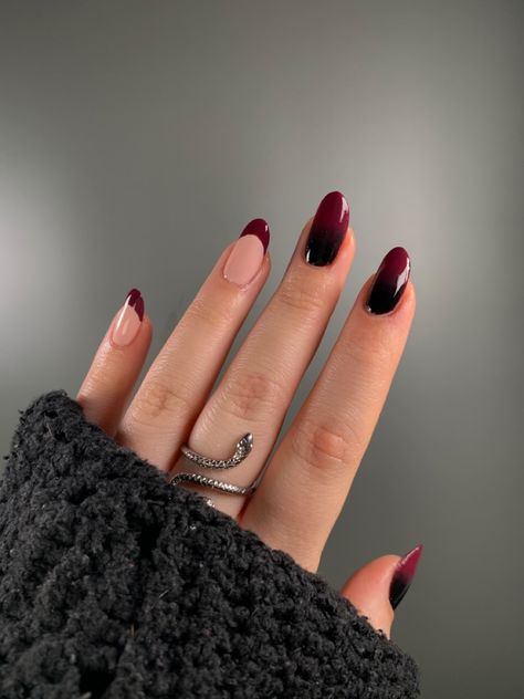 Maroon Eras Tour Outfit, Eras Tour Nails Red, Taylor Swift Red Nails Inspired, Taylor Swift Red Era Nails, Red Nails Taylor Swift, Maroon Ombre Nails, Nails Taylor Swift Inspired, Nail Designs Maroon, Nail Art Taylor Swift