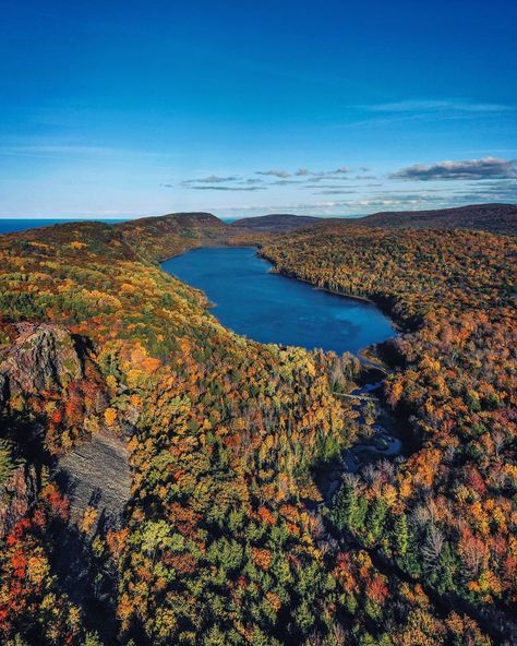 ᴶᴼᴱ ᴳᴬᴸᴸ on Instagram: “It’s about that time. 🍂 #PureMichigan” Lutsen Minnesota, Minnesota Fall, Keweenaw Peninsula, Upper Peninsula Michigan, Minnesota Travel, Michigan Travel, Upper Peninsula, Autumn Scenery, Pure Michigan