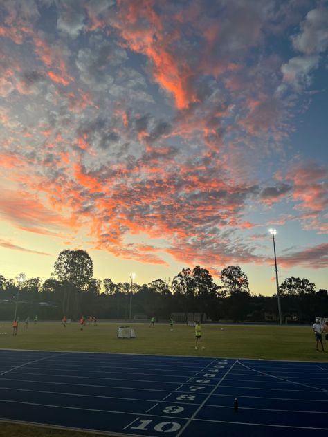 Track Team Aesthetic, D1 Athlete Aesthetic, Aesthetic Track And Field, Track Wallpapers, Athletics Aesthetic, Track Images, Track Painting, Track And Field Aesthetic, Track Pics