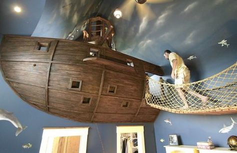 Vos enfants sont tour à tour des pirates, des astronautes, des capitaines au long cours, ou encore des Indiana Jones en herbe, alors réalisez une chambre qui leur ressemble. Ces 20 idées vont cartonner auprès de vos bambins. Pirate Ship Bedroom, Play Room Wall Art, Adventure Classroom, Underwater Bedroom, Kids Indoor Playhouse, Playhouse Bed, Indoor Playhouse, Feminine Home Offices, Beach Themed Bedroom