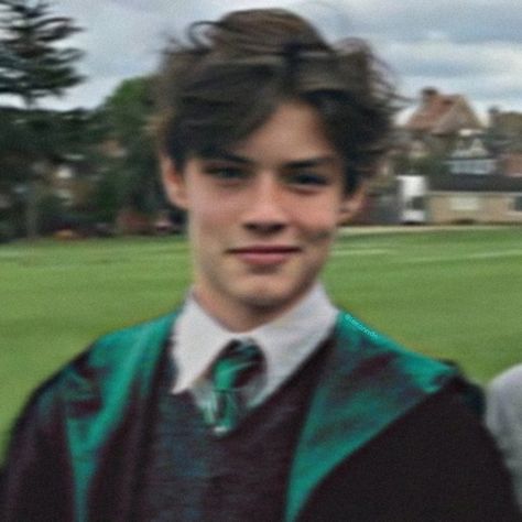 Louis Partridge Slytherin, Enzo Slytherin Boys, Lorenzo Berkshire Icon, Lorenzo Harry Potter, Louis Partridge Harry Potter, Enzo Harry Potter, Lorenzo Berkshire Aesthetic, Slytherin Boys Aesthetic, Multi Fandom Pfp