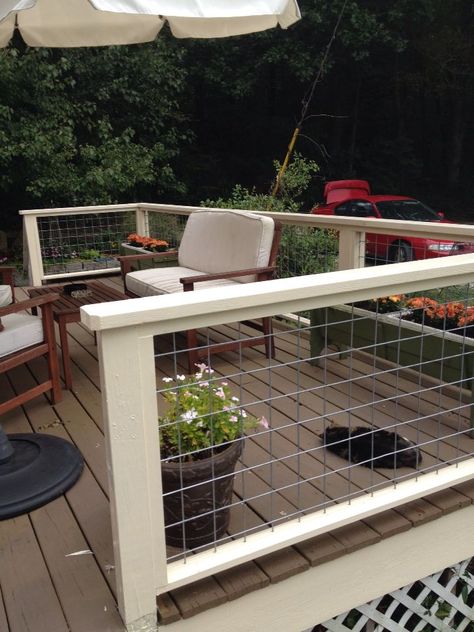 Beautiful deck railing using goat panels! Interior Porch, Deck Railing Diy, Wire Deck Railing, Porch Modern, Deck Staircase, Hog Wire Fence, Loft Metal, Fence Planning, Terrace Interior