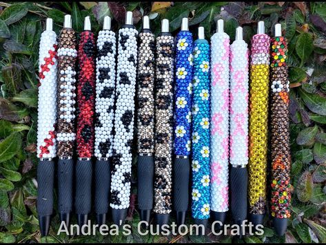 Rhinestone Pen Ideas, Bedazzled Battery Pen, Diy Decorate Lighter, Bling Pens, Rhinestone Pens, Inkjoy Pens, Rhinestone Ideas, Diy Pens, Bling Cups