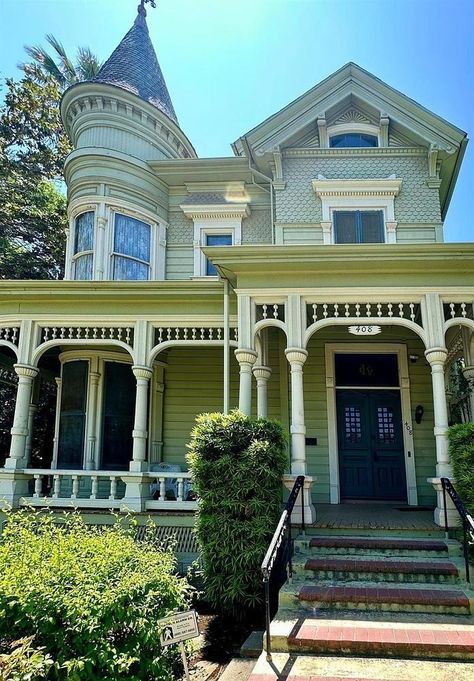 1891 Queen Anne Victorian For Sale in Merced, California - OldHouses.com Victorian Style Farmhouse, Victorian House Restoration, New England Victorian House, Victorian House Interior Design, Small Victorian Homes, Queen Anne House Plans, Victorian House Exterior, Victorian Home Exterior, Manor Exterior