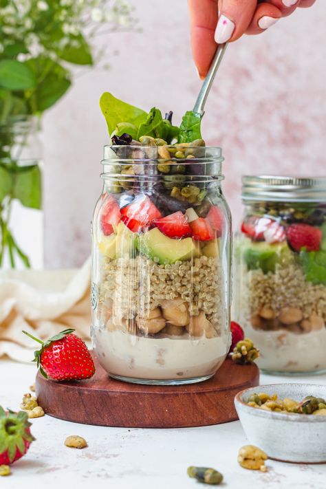 Chickpea Avocado Quinoa Salad Jars with Tahini - Nourishing Amy Quinoa Salad Jars, Chickpea Avocado, Salad Jars, Meal Prep Lunch Box, Batch Meals, Lemon Quinoa, Brain Healthy Foods, Plant Based Recipe, Avocado Quinoa