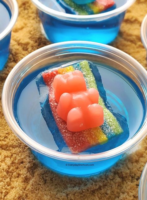 Pool Jello Shots, Jello Snack Ideas, Easy Beach Party Food, Creative Jello Shots Ideas, Beach Themed Pool Party, Bday Jello Shots, Waterpark Food Ideas, Backyard Beach Party Ideas, Beach Themed Party Snacks