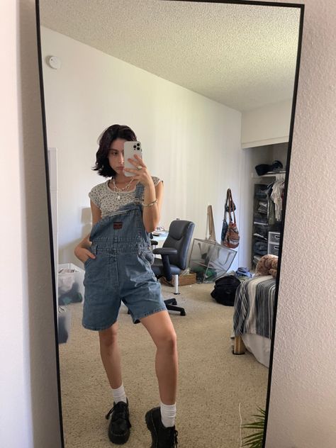 Short Overalls Outfit 90s, Shorteralls Outfits, Short Overalls Outfit Aesthetic, Dungaree Shorts Outfit, Short Jumper Outfit, Short Dungarees Outfit, Bree Fit, Shortall Outfit, Overalls Street Style