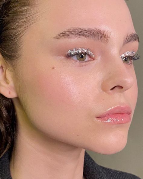 Silver Flakes Makeup, Silver Leaf Makeup, Bh Photo, 60s Makeup, Soft Glam Makeup, Natural Glam, Creative Makeup Looks, Dewy Skin, Glowy Skin