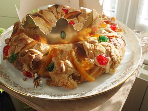 Twelfth Night, Epiphany and Delicious Bread! King Cake: Rosca de Reyes (Recipe) Kings Bread, Italian Panettone, French Brioche, King Cake Recipe, Red Unicorn, Twelfth Night, King Cake, Twelve Days Of Christmas, Delicious Bread