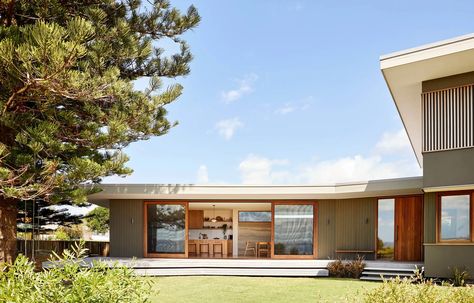 Courtney Adamo’s ‘Modern Mid-Century’ Beachfront Holiday Home Mid Century Beach, Courtney Adamo, Timber Shelves, Interior Design Awards, Masonry Wall, Melbourne House, Exterior Wall Light, Modern Beach House, Modern Beach