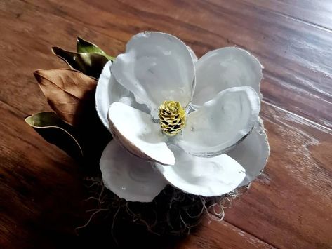 Magnolia Oyster Shells, How To Make Oyster Shell Magnolia Flower, Oyster Shell Decorations, Oyster Shell Magnolia Flower Diy, Oyster Shell Magnolia Flower, Oyster Shell Wreath, Christmas Shells, Seashells Crafts, Oyster Crafts