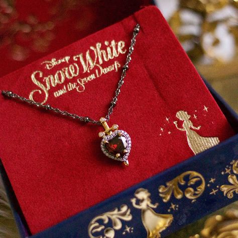 Rock Love's Heart Stopping Disney Jewelry Collection #disney #jewelry Disney Princess Jewelry, Real Diamond Necklace, Hijau Mint, Poison Apple, Prințese Disney, Princess Jewelry, Briar Rose, Disney Jewelry, A Necklace