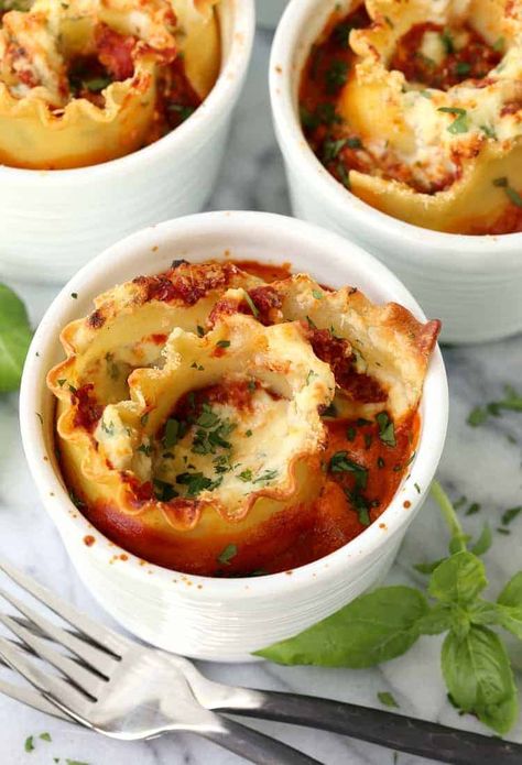 Side Dishes With Lasagna, Ramekins Recipes, Ramkin Recipes, Individual Lasagna, Mini Cocotte Recipe, Cocotte Recipes, Ramekin Recipe, Cocotte Recipe, Lasagna Cups