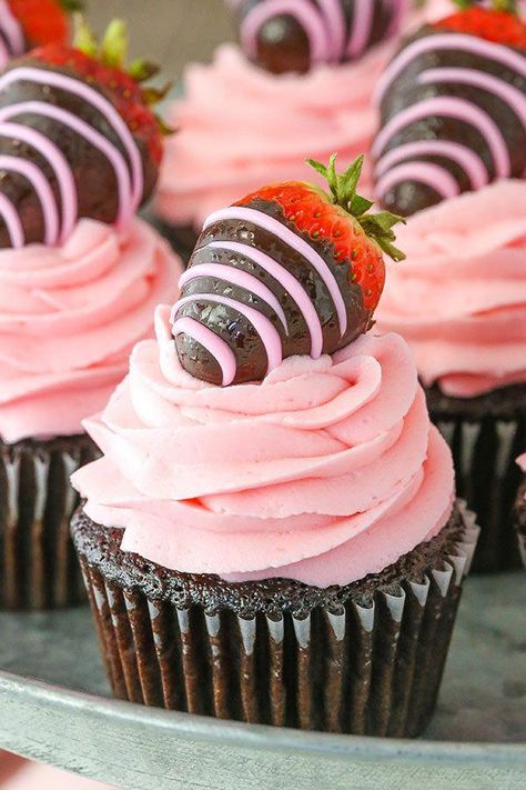 Strawberry Cupcakes Recipe, Cupcake Strawberry, Christmas Strawberry, Cupcakes Christmas, Frosting Chocolate, Chocolate Covered Strawberry Recipe, Chocolate Cupcakes Moist, Blackberry Syrup, Cupcakes Recipes