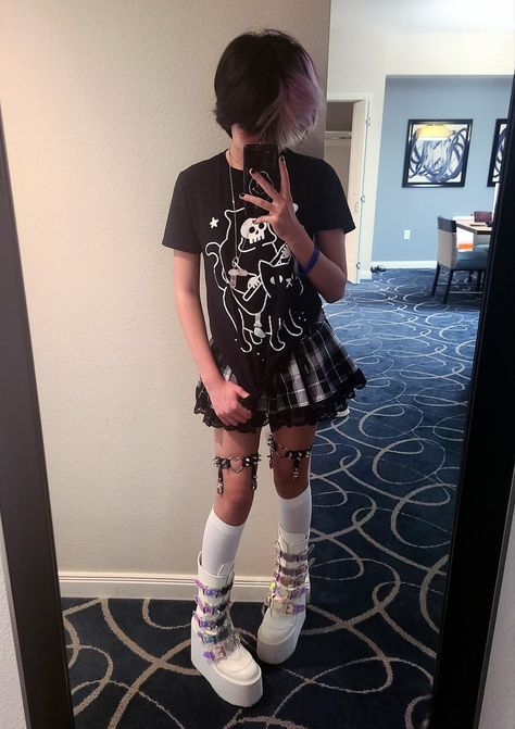 Soul Eater Shirt, Hot Topic Outfits, Clothes Manifestation, Hot Topic Aesthetic, Drip Ideas, Hot Topic Clothes, Kawaii Pastel Goth, Alt Clothes, Goth Scene