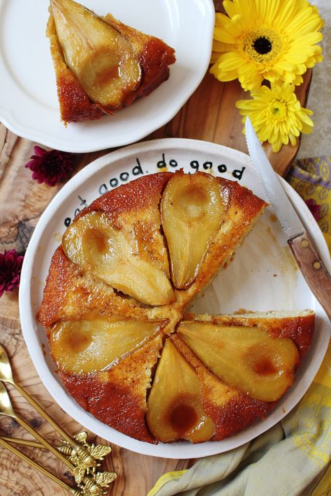 Upside-Down Pear Cake — Oddbox Upside Down Pear Cake, Pear Cake Recipes, Pear Upside Down Cake, Cake Recipes Uk, Pear Cake, Vanilla Sponge Cake, Paste Recipe, Vanilla Sponge, Upside Down Cake