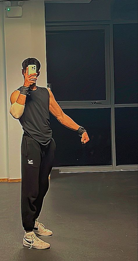 Gmy Idea Photo, Gym Bro Outfit, Gym Poses Selfies Men, Aesthetic Gym Poses, Gym Mirror Selfie Men, Gym Poses For Men, Gym Pics Men, Compression Shirt Outfit, Gym Pictures Ideas