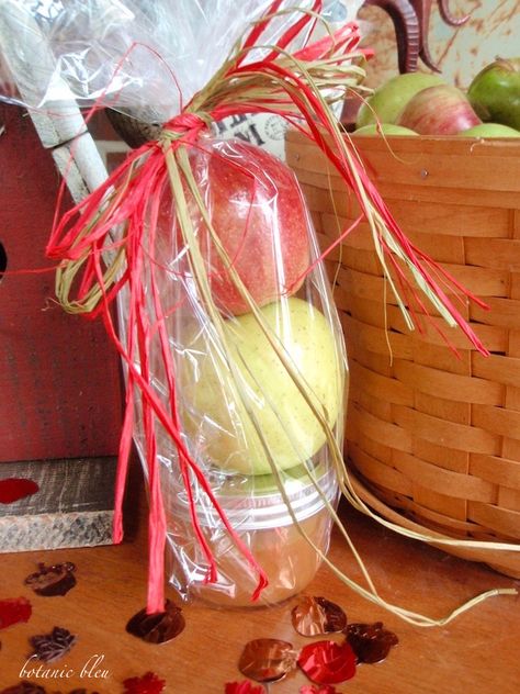 Quick, EASY Caramel Apple Gift Bag Best Christmas Crafts, Candy Apple Bars, Caramel Apple Gifts, Diy Gifts For Christmas, Taffy Apple, Work Recipes, Caramel Apples Easy, Caramel Apple Dip, Apple Christmas