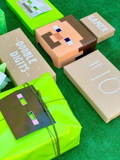 Minecraft Gift Wrapping Ideas, Minecraft Wrapping Ideas, Minecraft Birthday Ideas, Birthday Giftwrap, Minecraft Bday, Minecraft Gifts, Minecraft Theme, Harry Birthday, Minecraft Birthday Party