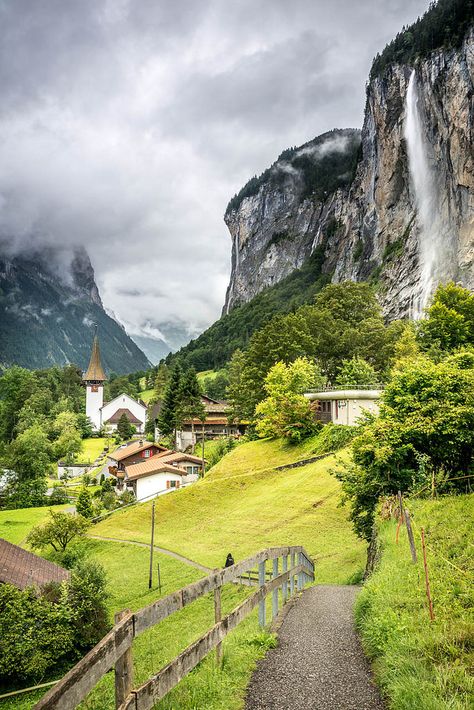 Lauterbrunnen Valley, Lauterbrunnen Switzerland, Interlaken, Voyage Europe, Switzerland Travel, Beautiful Places In The World, Alam Yang Indah, Beautiful Places To Travel, Beautiful Places To Visit