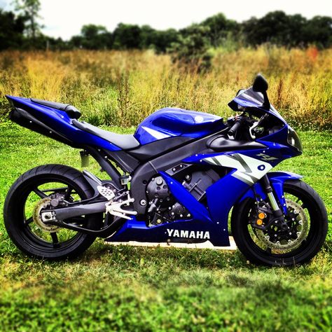 2004 Yamaha R1 Yamaha R1 2000, Yamaha R1 2004, Motorcycle Ideas, Speed Bike, Yamaha R1, Boy Toys, Big Boy Toys, Yamaha Yzf R1, Yamaha Yzf