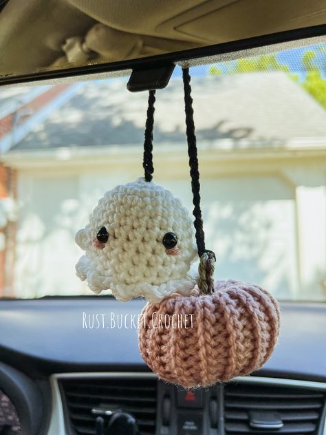 This is a handmade item from me so every one will be unique in its own way *No returns* This hanging ghost with a pink pumpkin can go anywhere you like, it can go in your car on the mirror or in your house hanging on a doorknob Finished product measures about "ghost: 3 inches by 3 inches" "pumpkin: 3 inches by 2 inches. The hanging string from ghost to pumpkin is 14 inches Crochet Car Accessories, Halloween Bouquet, Crochet Projects To Sell, Spooky Crafts, Autumn Crochet, Fall Crochet Patterns, Easy Crochet Animals, Crochet Pink, Crochet Halloween