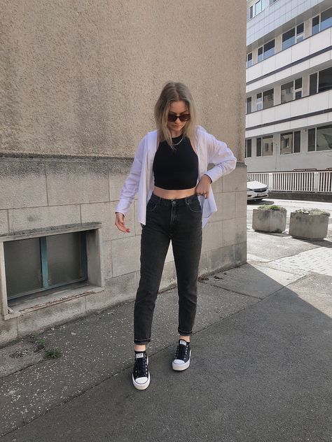 Midsize Black Jeans Outfit, Black High Top Converse Outfits Summer, High Top Converse Outfits Summer, Black High Top Converse Outfits, White Tshirt And Jeans, Converse Outfit Summer, White Shirt Outfit, Mom Jeans Black, Black Top Outfit