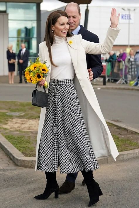 Kate Middleton Skirt, Wardrobe Dressing, Royal Wardrobe, Kate Middleton Style Outfits, Princesse Kate Middleton, Looks Kate Middleton, Estilo Kate Middleton, Kate Middleton Pictures, Navy Sweater Dress