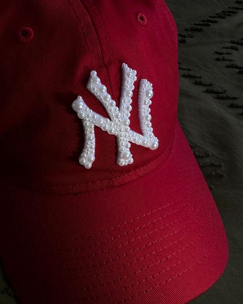 Custom Pearl Hats MADE TO ORDER DM TO PLACE A ORDER #customyankeehat #Custom #pearls #madetoorder #smallbusinesssupport #NYC #AmandaTateNY #Manhattan #yankeehat #customcaps Bedazzled Hat, Sneaker Diy, Hat With Pearls, Creative Hats, Nyc Hat, Pearl Hat, Tiktok Fits, Motivational Tattoos, Yankee Hat